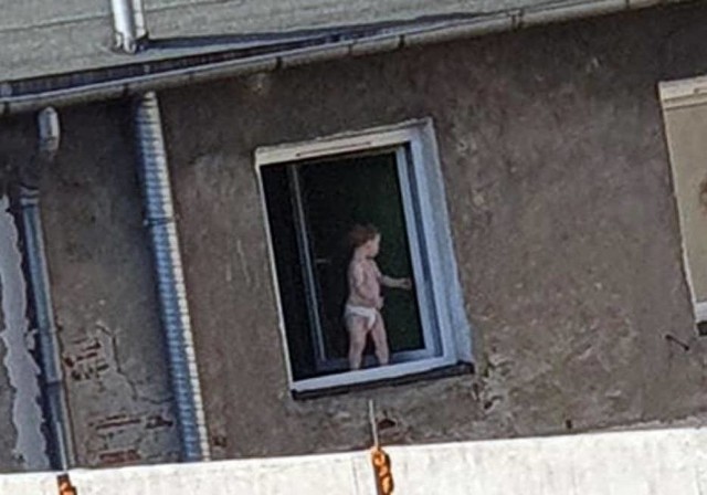Dwuletnie dziecko spacerowało po parapecie okna w niedzielę (28 czerwca) w Tomaszowie Mazowieckim. Miało szczęście. Malucha w pampersie stojącego w oknie zobaczyli sąsiedzi, którzy zaalarmowali policję. Pomógł je ratować bardzo wysoki policjant. CZYTAJ DALEJ NA KOLEJNYM SLAJDZIE