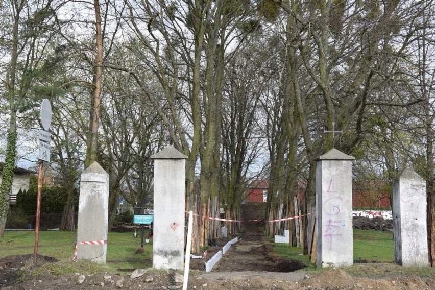 Niezwykłe odkrycie na cmentarzu w Pruszczu Gdańskim! Podczas prac odsłonięto dawne grobowce