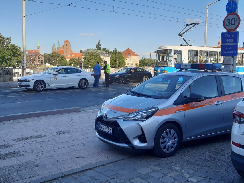 Eleganckie bmw się rozładowało i zablokowało most Uniwersytecki. Objazdy tramwajów w centrum