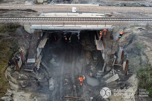 Tak wygląda budowa nowego tunelu oraz peronów i nowego układu komunikacyjnego w Gołonogu - dzielnicy Dąbrowy GórniczejZobacz kolejne zdjęcia/plansze. Przesuwaj zdjęcia w prawo naciśnij strzałkę lub przycisk NASTĘPNE