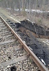 Zapadlisko przy linii kolejowej w Trzebini. Jest nowy raport dotyczący pokopalnianego terenu. Wskazano 90 niebezpiecznych miejsc 