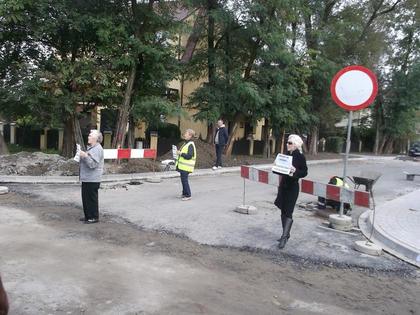 Wrocław: Mieszkańcy Zakrzowa protestowali i blokowali ulicę (ZDJĘCIA)