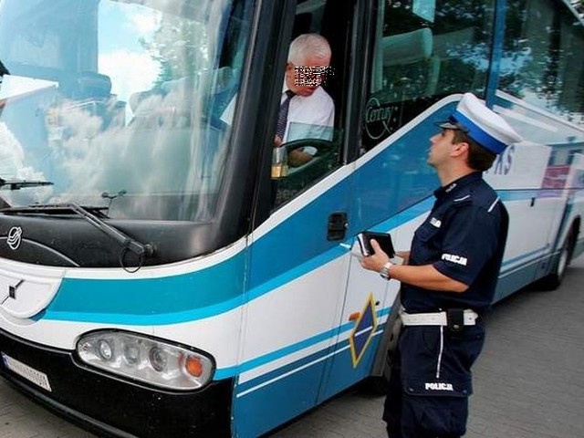 Dwóch nastoletnich gapowiczów pobiło kierowcę autobusu.