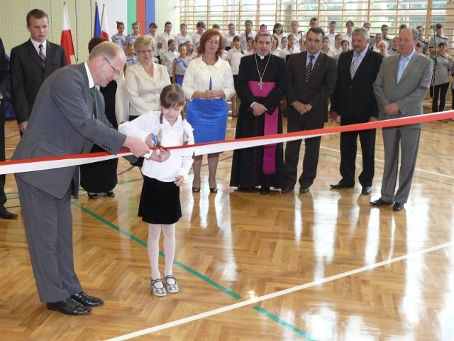  Hala sportowa i kompleks boisk to przede wszystkim, jak podkreślał przecinający wstęgę wójt Krzysztof Gajewski, ukłon w kierunku dzieci i młodzieży z terenu gminy Waśniów.