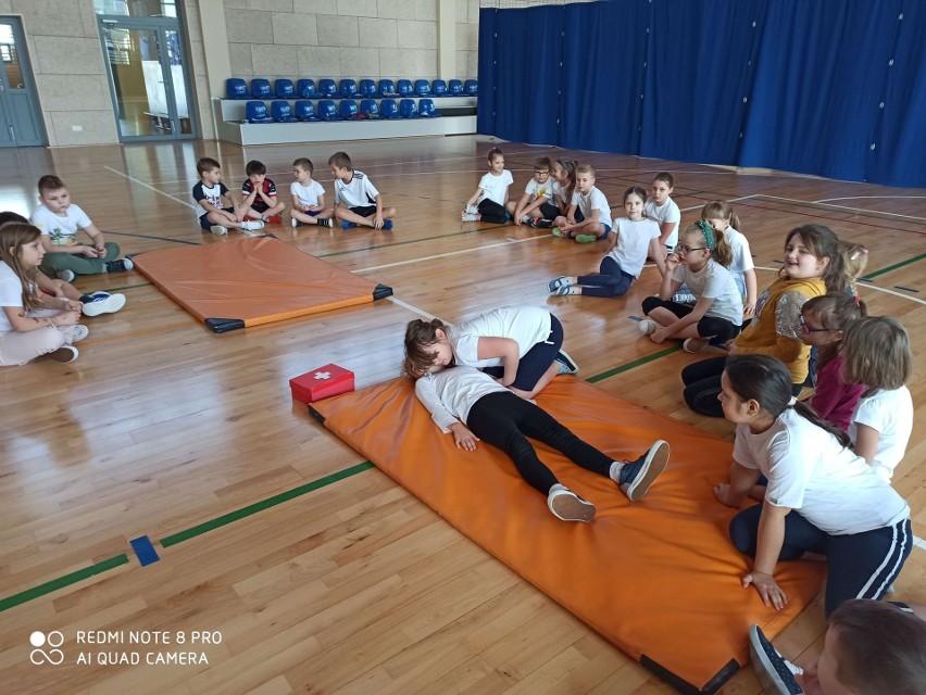 Lekacja pierwszej pomocy w szkole podstawowej w Białobrzegach. Dzieci uczyły się, jak ratować innych i zadbać o własne bezpieczeństw