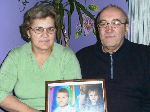 Elżbieta i Stanisław Wróblewscy z Przewozu z dumą pokazują zdjęcia wnuków. Kochają je. Z wzajemnością.