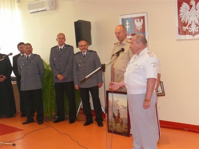 Gratulacje i upominki dla ostrowieckich policjantów p[przekazali gościem z Ukrainy.