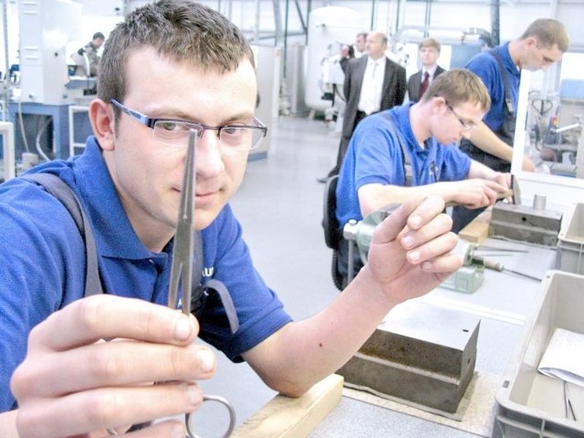 Radosław Domański najpierw pół roku był na stażu w Nowym Tomyślu, a od lutego już pracuje w radzyńskiej fabryce przy produkcji kleszczyków.