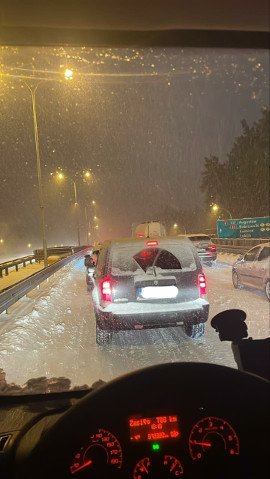 Trudne warunki na drogach w Podlaskiem po opadach śniegu