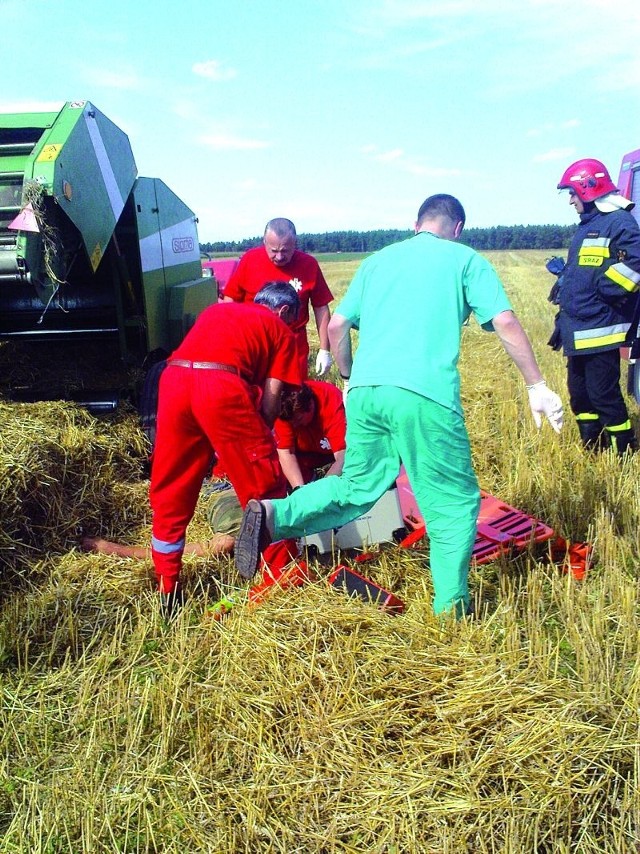 Wypadki zdarzają się podczas żniw bardzo często. Nieraz przez lekkomyślność dorosłych cierpią dzieci.