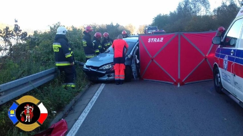 Powiat nowosądecki. Nie żyje 83-letnia kobieta. Kilka osób jest rannych. Tragiczny bilans zderzenia trzech aut