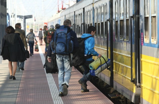 Wysokie ceny i skomplikowany proces zakupu – z tym muszą mierzyć się niektórzy pasażerowie kolei, mieszkających w mniejszych miastach i chcący podróżować pociągiem za granicę. Eksperyment studentów dał zaskakujące wyniki.