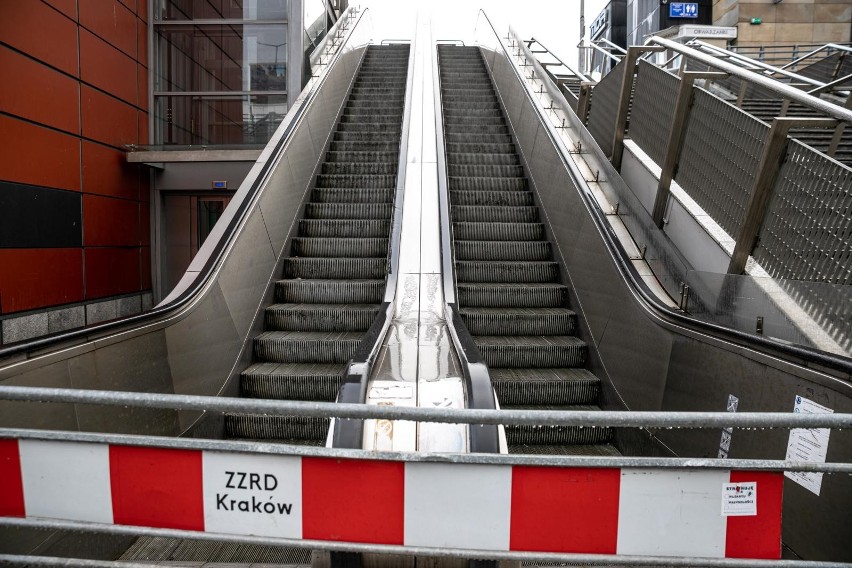Znalazły się  brakujące pieniądze na naprawę schodów ruchomych przy dworcu MDA w Krakowie. ZDMK chce, by ruszyły przed wakacjami 2024