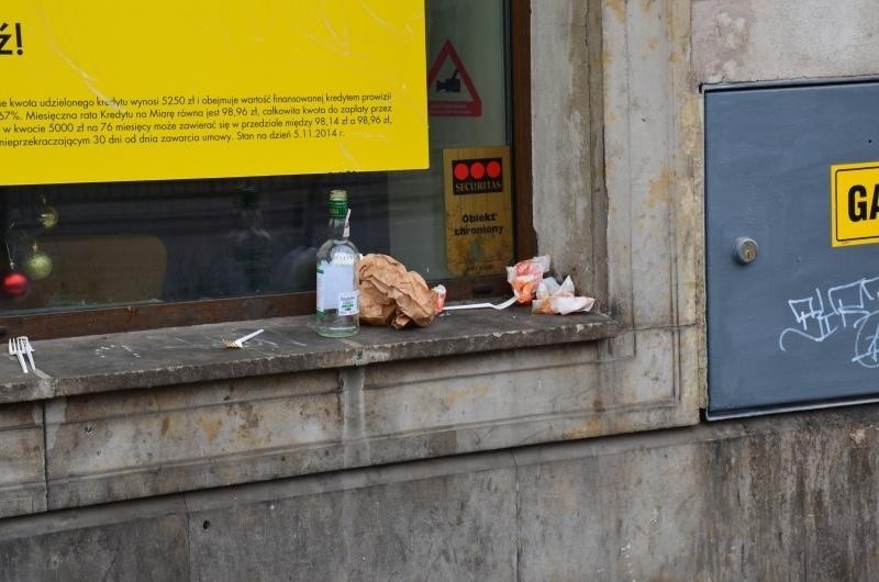 Sprzątali po sylwestrowej zabawie. Rynek czysty. Śmieci zalegały wokół (ZDJĘCIA)