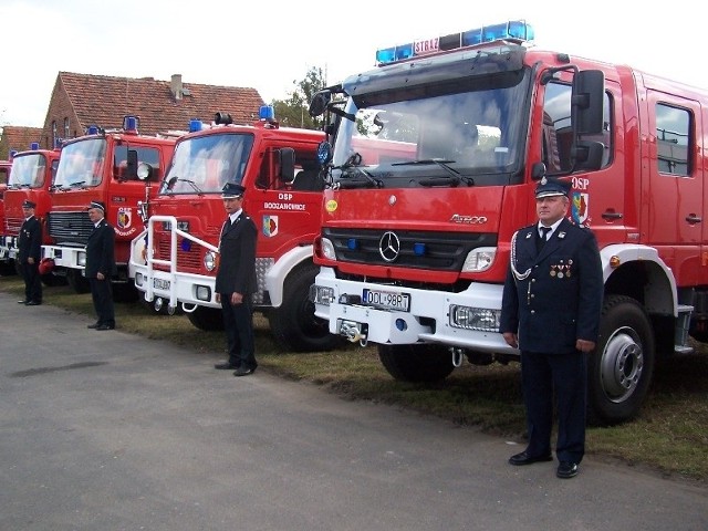 Przekazanie 7 wozów strazackich w Borkach Malych. 22 paLdziernika 2011