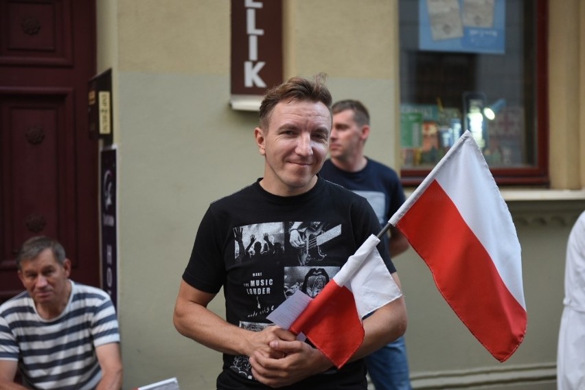 Toruń. Kolejny protest w sprawie zmian w Sądzie Najwyższym [ZDJĘCIA]