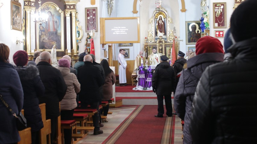 Relikwie drzewa krzyża świętego trafiły do parafii Mikołaja Biskupa w Kiełczynie