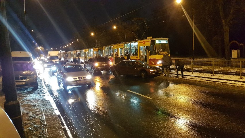 Utrudnienia na Włókniarzy! Zderzenie dwóch aut. ZDJĘCIA