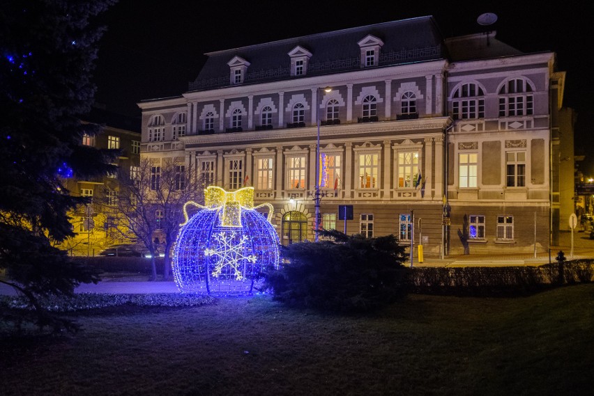 Tarnowskie ulice przyozdobione świątecznymi iluminacjami [ZDJĘCIA]