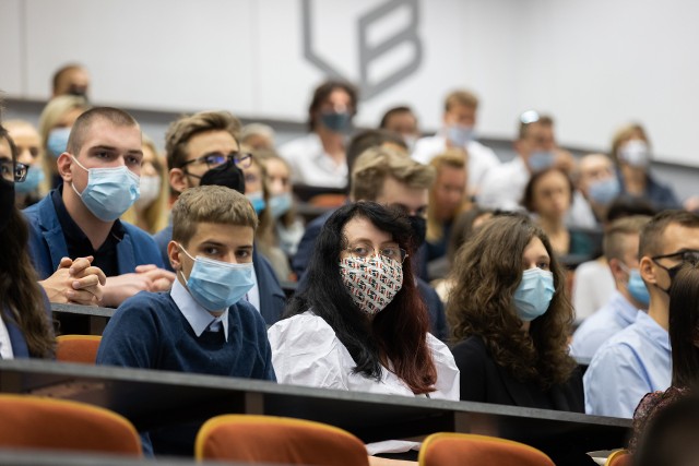 Na uczelniach w regionie obowiązują wytyczne sanitarne, zgodnie z którymi studenci mają obowiązek zasłaniania nosa i ust na wykładach oraz w częściach wspólnych