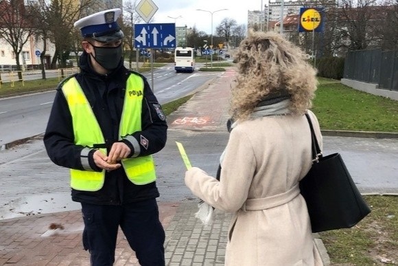 Od samego rana funkcjonariusze prowadzą rozmowy z mieszkańcami Słupska na tematy bezpieczeństwa w ruchu drogowym, a także rozdają odblaski, które zdecydowanie poprawiają widoczność na drodze.