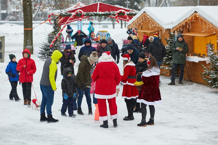 Jarmark Bożonarodzeniowy w Nowej Dębie można odwiedzać do 22 grudnia. Świąteczna atmosfera, dekoracje i przysmaki. Zobacz zdjęcia  