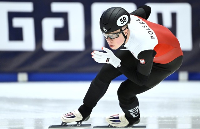 Michał Niewiński awansował do ćwierćfinału na 500 i 1000 metrów oraz półfinału na 1500 metrów.