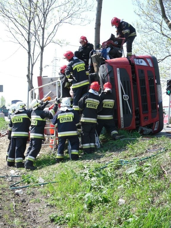 Opole: ciężarówka przewróciła się na ulicy Kępskiej....