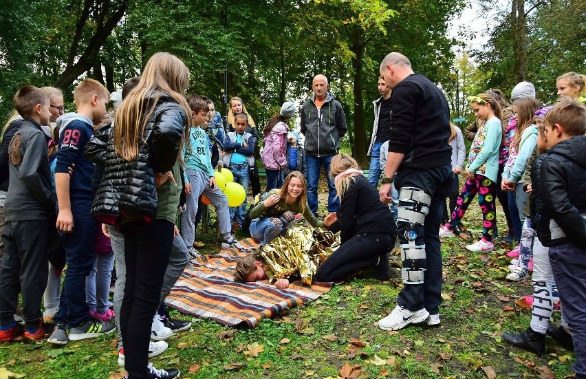 Prawdziwa przyjaźń tylko w „realu”. Piknik międzypokoleniowy z atrakcjami w Parku Piszczele   