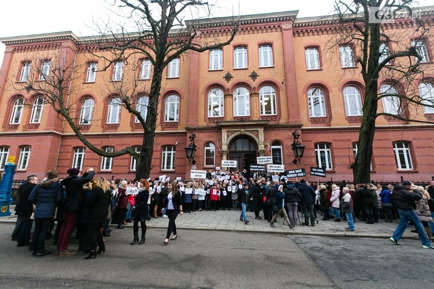 Protest urzędników sądowych w Szczecinie. Prezes sądu: bez tych ludzi sądy nie będą w ogóle działać 