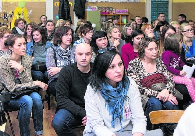 W środę w Przedszkolu numer 3 w Pińczowie odbyło się spotkanie, w którym oprócz sporej grupy rodziców uczestniczył między innymi wiceburmistrz Marek Zatorski. Wyjaśniał im, że miasto ma zamiar przestać prowadzić trzy pińczowskie przedszkola, bo ich utrzymanie z roku na rok jest coraz droższe.