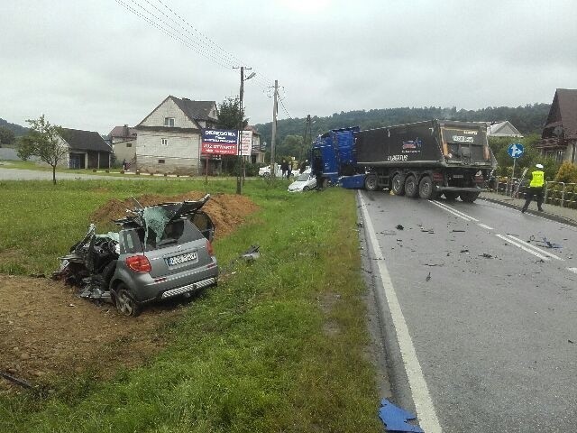 Poważny wypadek w Gromniku. Droga na Krynicę zablokowana