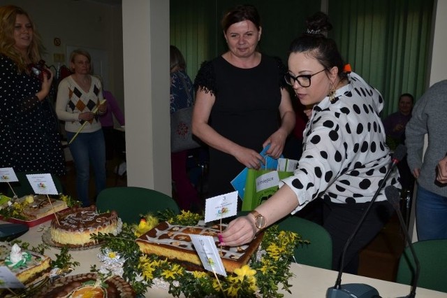 Konkurs na najsmaczniejszy sernik wielkanocny w gminie Chełmża wygrało KGW z Grzegorza. Kolejne na podium były panie z koła w Zajączkowie oraz sołectwo Windak. Nagroda specjalna trafiła do Marii Kucharzewskiej.Na następnych stronach kolejne zdjęcia z konkursu!PRZEPIS NA SERNIKSkładnikiSpód z ciasta marchewkowego:150 g drobno startej marchewki50 g ananasa (świeżego lub z puszki), odsączonego i posiekanego40 g orzechów włoskich, drobno posiekanych40 g wiórków kokosowych150 g mąki1 łyżka cukru wanilinowego1 łyżeczka przyprawy piernikowej1 łyżeczka cynamonu3/4 łyżeczki sody oczyszczonej1/2 łyżeczki proszku do pieczenia2 jajka100 g (1/2 szklanki) brązowego cukru100 ml oleju roślinnego lub roztopionego masłaMasa serowa500 g tłustego sera twarogowego zmielonego trzykrotnie lub twarogu sernikowego500 g sera mascarpone3 łyżki mąki ziemniaczanej (lub pszennej)1 i 1/2 szklanki cukru5 jajek + 1 - 2 żółtka80 ml śmietanki kremówki 36% lub 30%2 łyżeczki ekstraktu z wanilii lub 2 łyżki cukru wanilinowegoKrem na wierzch125 g kremowego serka Philadelphia lub Twój Smak + 200 g kwaśnej śmietany 12% + 3 - 4 łyżki cukru pudruorzechy włoskie do dekoracjiPrzygotowanie Pieczemy w tortownicy o średnicy ok. 26 - 27 cm. Spód wykładamy papierem do pieczenia.Dno i boki smarujemy grubo masłem. Spód z ciasta marchewkowegoPiekarnik nagrzewamy do 175 stopni C. Do jednej miski należy włożyć marchewkę, ananasa, orzechy i wiórki kokosowe. Odstawiamy bez mieszania. Do drugiej miski przesiewamy mąkę, dodajemy cukier wanilinowy, przyprawę korzenną lub piernikową, cynamon, sodę, proszek do pieczenia i odrobinę soli, wszystko mieszamy.W trzeciej misce ubijamy jajka do podwojenia objętości. Dodajemy stopniowo cukier i dalej ubijamy, aż masa będzie gładka i puszysta. Wciąż ubijając na wysokich obrotach, należy dolewać cieniutkim i ciągłym strumieniem olej. Do powstałej masy dodajemy zawartość miski z marchewkę i delikatnie mieszamy łyżką lub krótko miksujemy na najmniejszych obrotach miksera do połączenia się składników.Dodajemy zawartość miski z mąką i delikatnie łączymy składniki, tak jak poprzednio. Należy wyłożyć do formy, wstawić do piekarnika. Pieczemy przez około 30 minut, do suchego patyczka. Ciasto wyjmujemy z piekarnika i studzimy (można przygotować wcześniej). W chwili wykładania masy serowej ciasto może być ciepłe. Ciasto można też nasączyć rumem lub likierem np. kokosowym.Masa serowaPiekarnik ustawiamy na 175 stopni C. Do misy miksera wkładamy ser, mascarpone, mąkę i cukier. Miksujemy przez około 2 minuty na małych obrotach miksera, aż masa będzie jednorodna. Wbijamy kolejno jajka i żółtka, miksując wolno przez około 15 sekund po każdym dodanym. Na koniec miksujemy ze śmietanką i wanilią. Masę wylewamy na upieczony, ostudzony spód. Piec przez 15 minut w 175 stopniach. Następnie zmniejszamy temperaturę do 120 stopni C i pieczemy jeszcze przez 90 minut.Krem na wierzchWysuwamy sernik z piekarnika, na wierzchu rozprowadzamy krem (wszystkie składniki mieszamy w miseczce) i wstawiamy z powrotem do piekarnika. Pieczemy jeszcze przez 15 minut. Studzić stopniowo wyjmujemy z piekarnika. Odstawiamy na kratkę.Zimny sernik trzeba obkroić nożem, zdjąć obręcz z tortownicy i wstawić do lodówki (bez przykrycia) na całą noc. Dekorujemy orzechami włoskimi.Rekordowy Konkurs Palm w Lipnicy Murowanej: