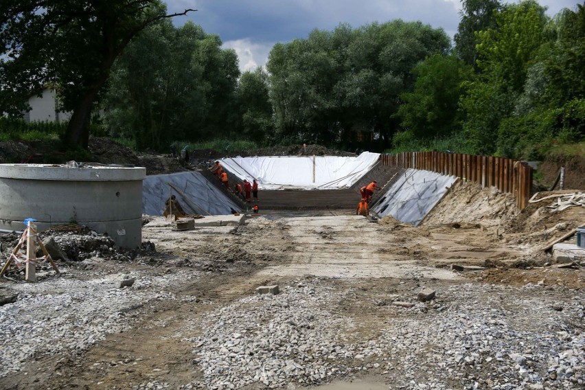 Kraków. Przy ul. Klasztornej powstaje zbiornik retencyjny. Gromadzona będzie w nim deszczówka [ZDJĘCIA]