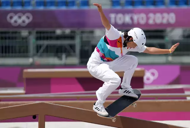 Momiji Nishiya na olimpiskim torze w Ariake Urban Sports Park. Japonka zdobyła złoty medal, a nie ma jeszcze 14 lat 