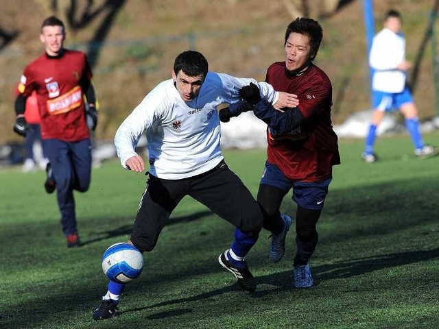 Takafumi Akahoshi (z prawej) jedną bramkę Uzbekom strzelił, a przy drugiej asystował.