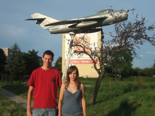 Anna Kuczun i Dominik Kwiatowski zaangażowali się w akcję obrony samolotu. MIG- 17 od wielu lat jest prawdziwym symbolem osiedla Pułanki.