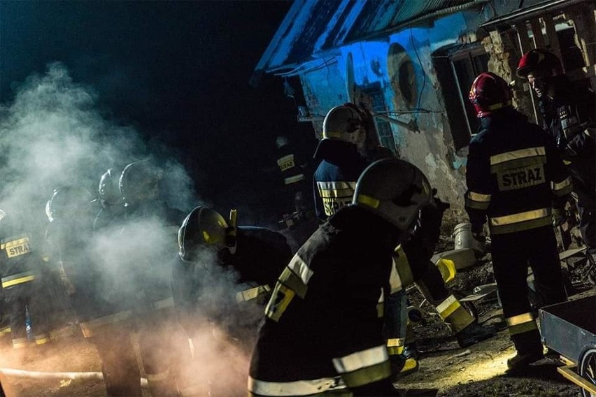 Późnym wieczorem palił się dom w Przegini Duchownej. Pożar gasiło siedem jednostek straży