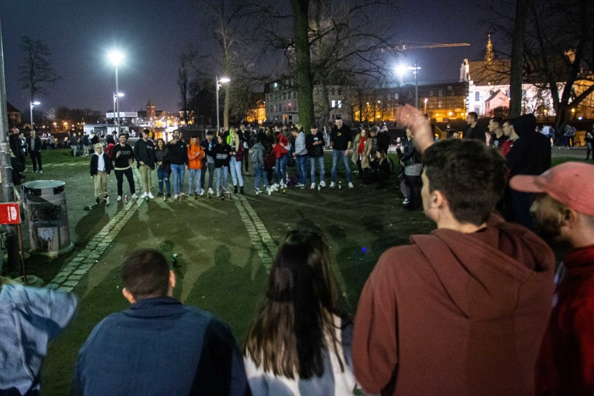 Impreza na Wyspie Słodowej. Policja wzywa Jacka Sutryka do działania