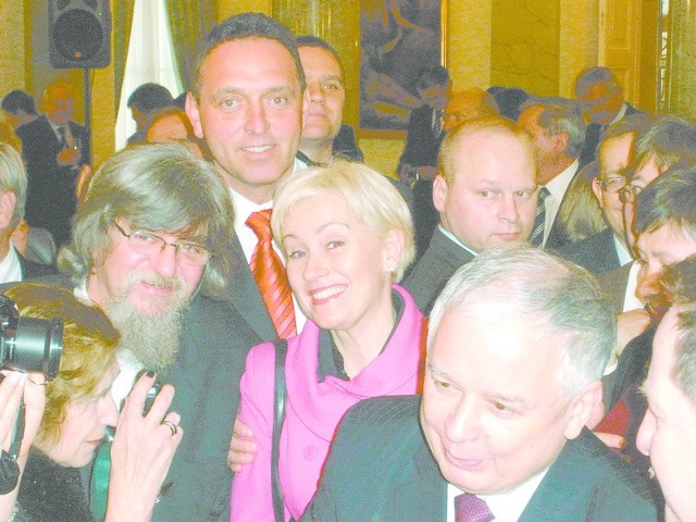 Wśród ponad setki uhonorowanych osób był m.in. prof. Marek Tukiendorf z PO (na zdjęciu u góry). Uroczystość belwederska była dobrą okazją do zrobienia sobie pamiątkowej fotki z prezydentem Lechem Kaczyńskim.