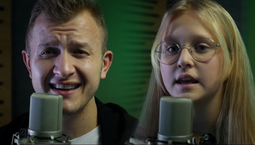 Dawid Narożny śpiewa w duecie z córką