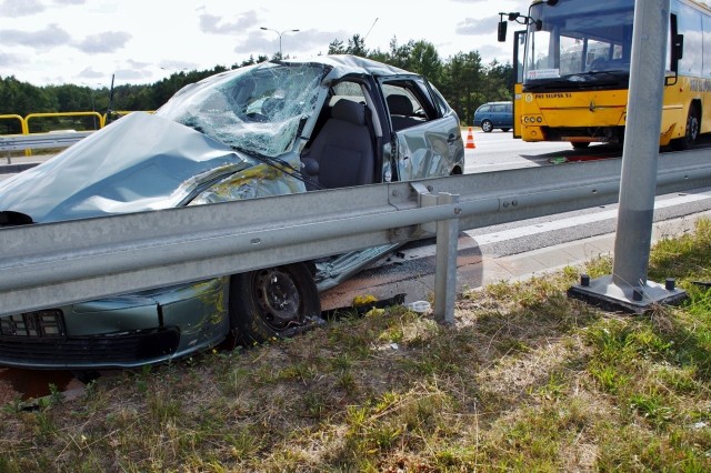 W poniedziałek (9 lipca) na obwodnicy Słupska doszło do wypadku drogowego z udziałem autobusu. Doprowadził do niego kierowca, który wymusił pierwszeństwo. Do wypadku doszło ok. godz. 16, gdy autobus PKS-u, który jeździ ze Słupska do Dębnicy Kaszubskiej,  był na wysokości Głobina. Wtedy przed niego wjechał z prawej strony samochód osobowy. Doszło do czołowego zderzenia. Pasażerowie autobusu bardzo silnie to odczuli, choć pogotowie nikogo nie zabrało do szpitala. Za to ratownicy długo wyciągali z zakleszczonego samochodu starszego kierowcę, który trafił do szpitala. - Najdłużej czekaliśmy na kolejny autobus PKS-u. Nie dojechał autobus zastępczy. Musieliśmy czekać na kolejny autobus w rozkładzie - skarżą się pasażerowie.   