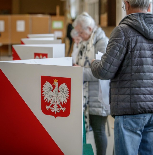 Wybory do europarlamentu 2019. Pomorze głosuje na kandydatów do Parlamentu Europejskiego. Na zdjęciu głosowanie w Sopocie.