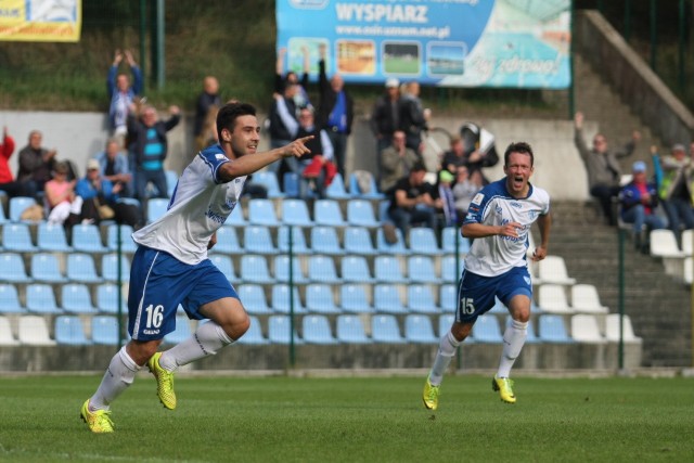 Paweł Lisowski (z prawej) zdobył pierwszą bramkę dla Wyspiarzy.