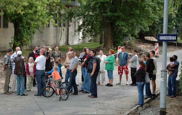 Mieszkańcy ul. Grodzieńskiej 3 i 5 w Podczelu przeciw budowie przystanku protestowali przy swoich blokach.