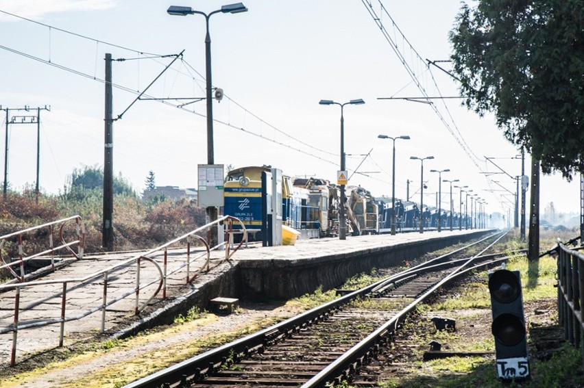 Przebudowa linii kolejowej Radom - Warszawa. Trwają prace w powiecie grójeckim, wkrótce budowa drugiego toru Warka - Radom. Co już zrobiono?