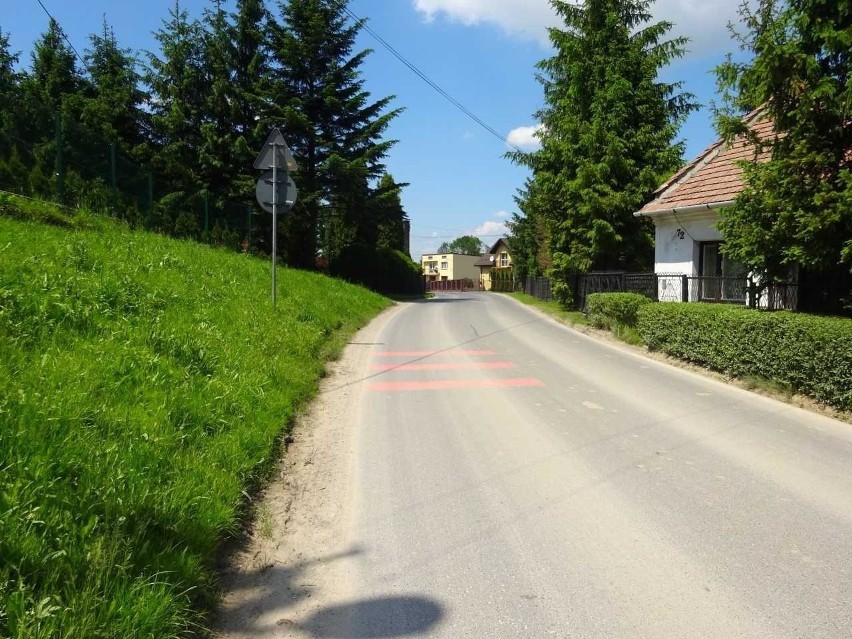 Inwestycje drogowe. Mieszkańcy Sąspowa nie dowierzają, że droga powiatowa w ich miejscowości zostanie wyremontowana