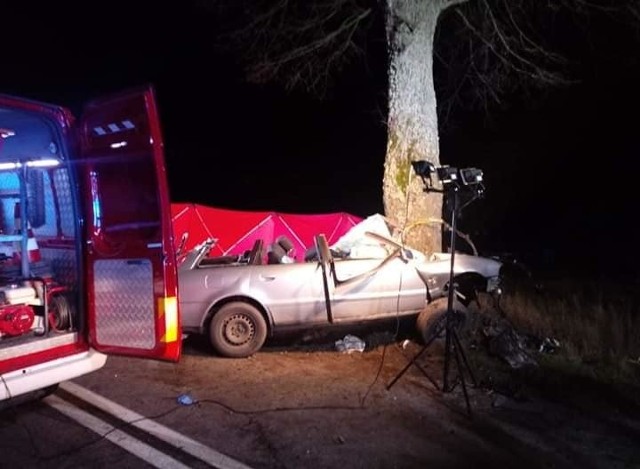 Wypadek na DK221 26.12.2019. Samochód uderzył w drzewo, kierowca nie przeżył