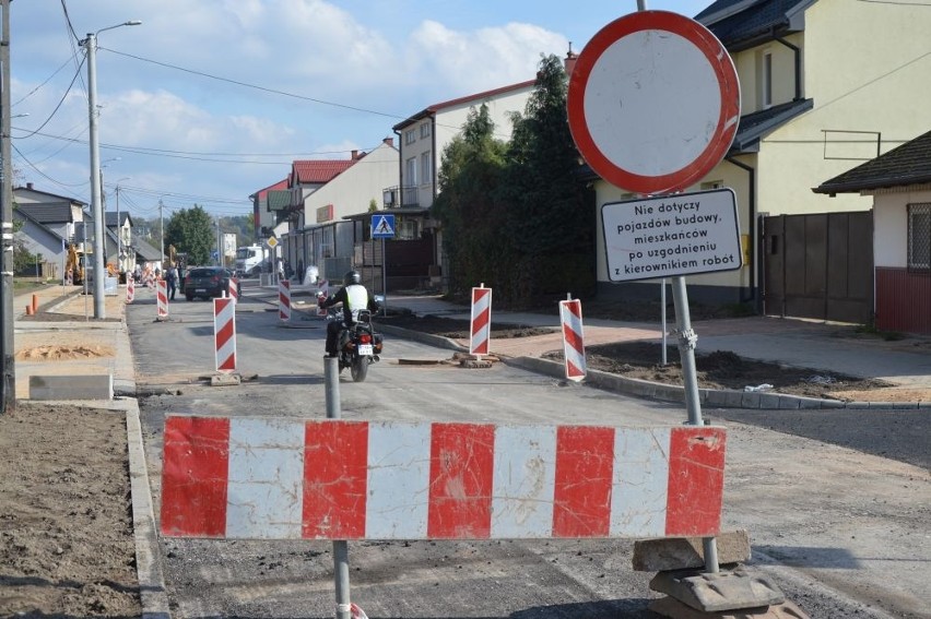 Kiedy zakończy się remont ulicy Powstańców w Suchedniowie? Jest opóźnienie (ZDJĘCIA)