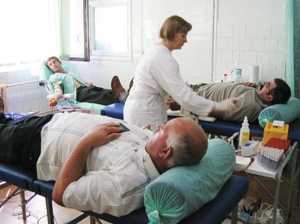 Pielęgniarka Dorota Wiechowska już dawno nie pobierała krwi tak wielu ochotnikom.